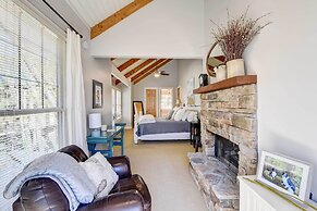 Lake Access + On-site Creek: Lake Toxaway Home!