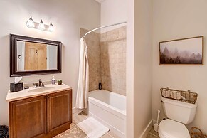 Lake Access + On-site Creek: Lake Toxaway Home!