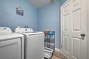 Port Richey Getaway w/ Lanai, Pool & Grill!