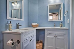 Port Richey Getaway w/ Lanai, Pool & Grill!