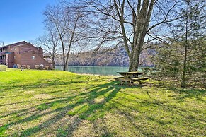 The Cozy Cottage w/ Lake Taneycomo Access!