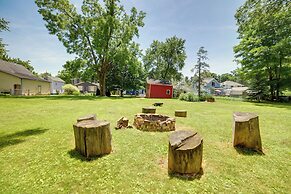 Fire Pit, BBQ & Yard: Family Home in Adrian