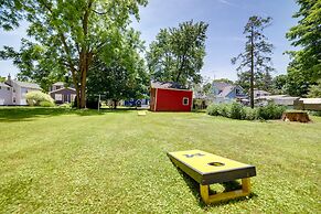 Fire Pit, BBQ & Yard: Family Home in Adrian