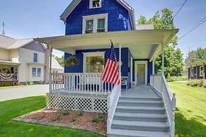 Fire Pit, BBQ & Yard: Family Home in Adrian