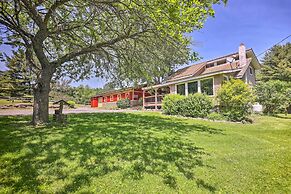 Cozy Poconos Cottage w/ Hot Tub Near Lake Harmony!