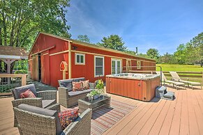 Cozy Poconos Cottage w/ Hot Tub Near Lake Harmony!