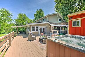 Cozy Poconos Cottage w/ Hot Tub Near Lake Harmony!