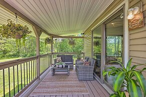 Cozy Poconos Cottage w/ Hot Tub Near Lake Harmony!