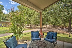 All-encompassing Family Retreat Near Lake Texoma!