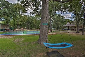 All-encompassing Family Retreat Near Lake Texoma!