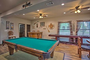 All-encompassing Family Retreat Near Lake Texoma!