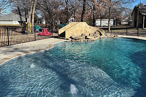 All-encompassing Family Retreat Near Lake Texoma!