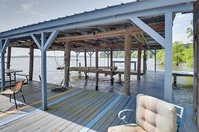 Beautiful Toledo Bend Retreat w/ Private Dock