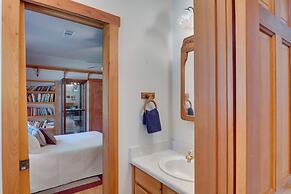 Beautiful Toledo Bend Retreat w/ Private Dock