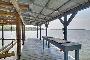 Beautiful Toledo Bend Retreat w/ Private Dock