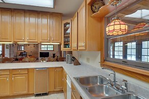 Beautiful Toledo Bend Retreat w/ Private Dock