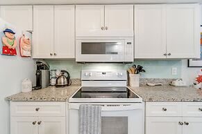 Pet-friendly Home w/ Pool, Close to Venice Beaches