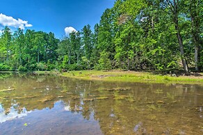 Charming Lakefront Cabin: Fish, Hike & More!