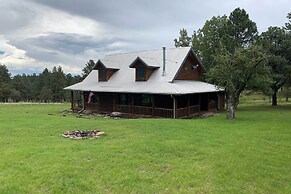 Charming Alto Cabin on 2 Acres w/ Large Porch
