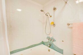 Main Street Townhome - 12 Miles to Bear Lake!