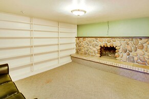 Main Street Townhome - 12 Miles to Bear Lake!