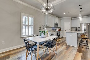 Chic Navarre Getaway w/ Large Yard: 4 Mi to Beach!