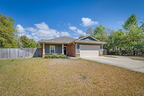 Chic Navarre Getaway w/ Large Yard: 4 Mi to Beach!