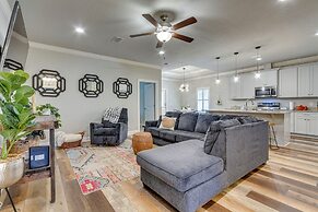 Chic Navarre Getaway w/ Large Yard: 4 Mi to Beach!