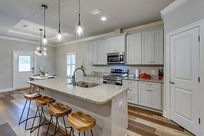Chic Navarre Getaway w/ Large Yard: 4 Mi to Beach!