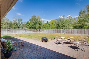 Chic Navarre Getaway w/ Large Yard: 4 Mi to Beach!