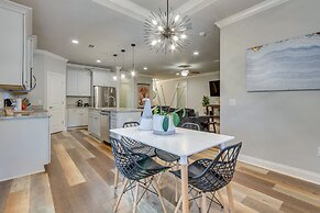 Chic Navarre Getaway w/ Large Yard: 4 Mi to Beach!