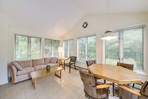 Charming Retreat w/ Deck ~ 4 Mi From Casco Bay!