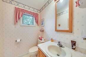 Charming Retreat w/ Deck ~ 4 Mi From Casco Bay!