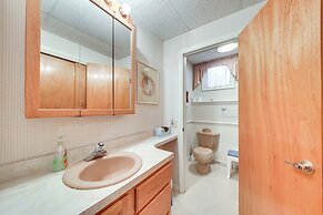 Charming Retreat w/ Deck ~ 4 Mi From Casco Bay!