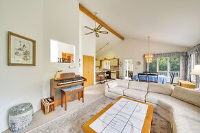 Charming Retreat w/ Deck ~ 4 Mi From Casco Bay!