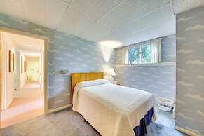 Charming Retreat w/ Deck ~ 4 Mi From Casco Bay!