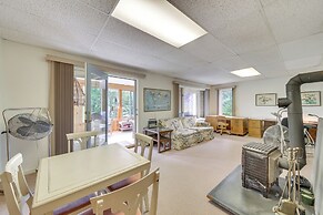 Charming Retreat w/ Deck ~ 4 Mi From Casco Bay!