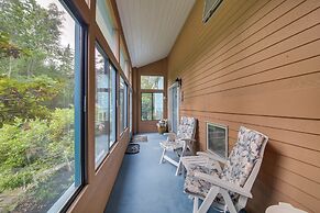Charming Retreat w/ Deck ~ 4 Mi From Casco Bay!