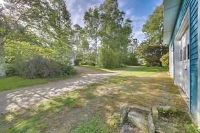 Charming Retreat w/ Deck ~ 4 Mi From Casco Bay!