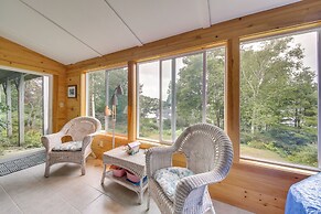 Charming Retreat w/ Deck ~ 4 Mi From Casco Bay!