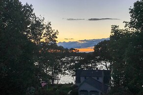 Charming Retreat w/ Deck ~ 4 Mi From Casco Bay!