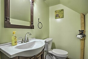 Stylish Creekside Cabin w/ Fire Pit Near Wineries