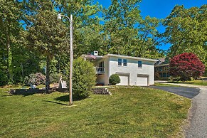 Hayesville Lake Getaway w/ Balcony & Mtn Views!