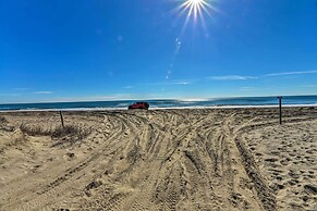 1 Ocean Fun:' Emerald Isle Apt, Steps to Beaches!