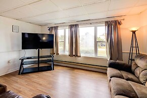 1 Ocean Fun:' Emerald Isle Apt, Steps to Beaches!