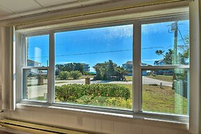1 Ocean Fun:' Emerald Isle Apt, Steps to Beaches!