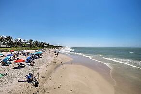 Updated Dtwn Naples Condo: Across From Beach!