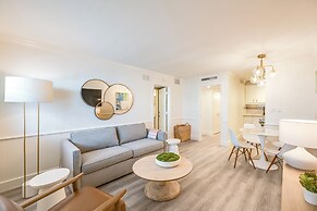 Updated Dtwn Naples Condo: Across From Beach!