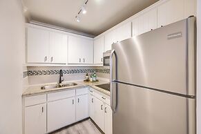 Updated Dtwn Naples Condo: Across From Beach!