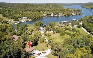 Patio & Grill: Lake of the Ozarks Escape!